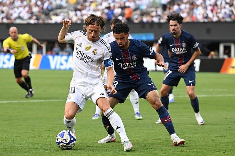 巴黎完胜那不勒斯，若日尼奥统治全场