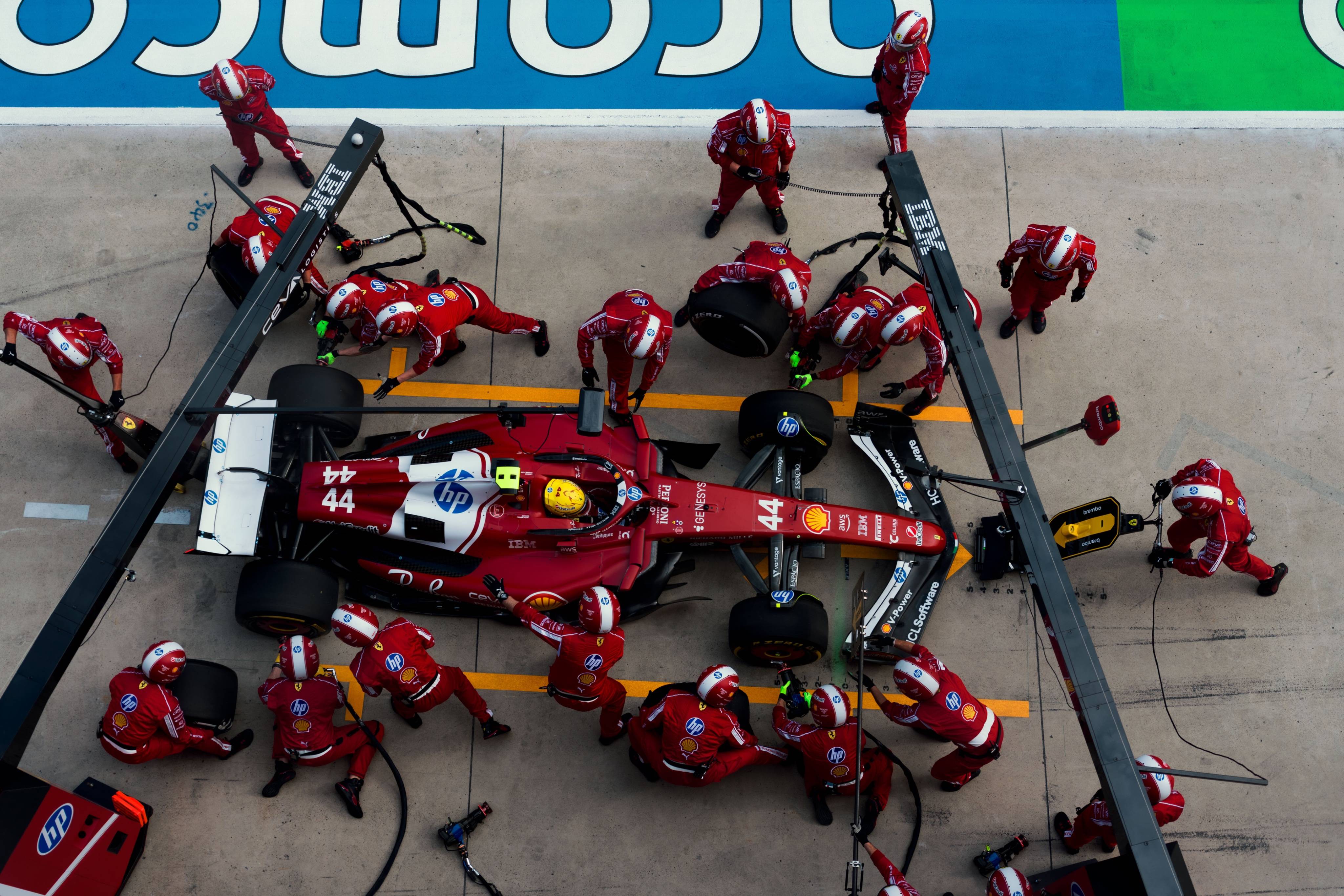 梅赛德斯完胜法拉利，拉塞尔高光表现